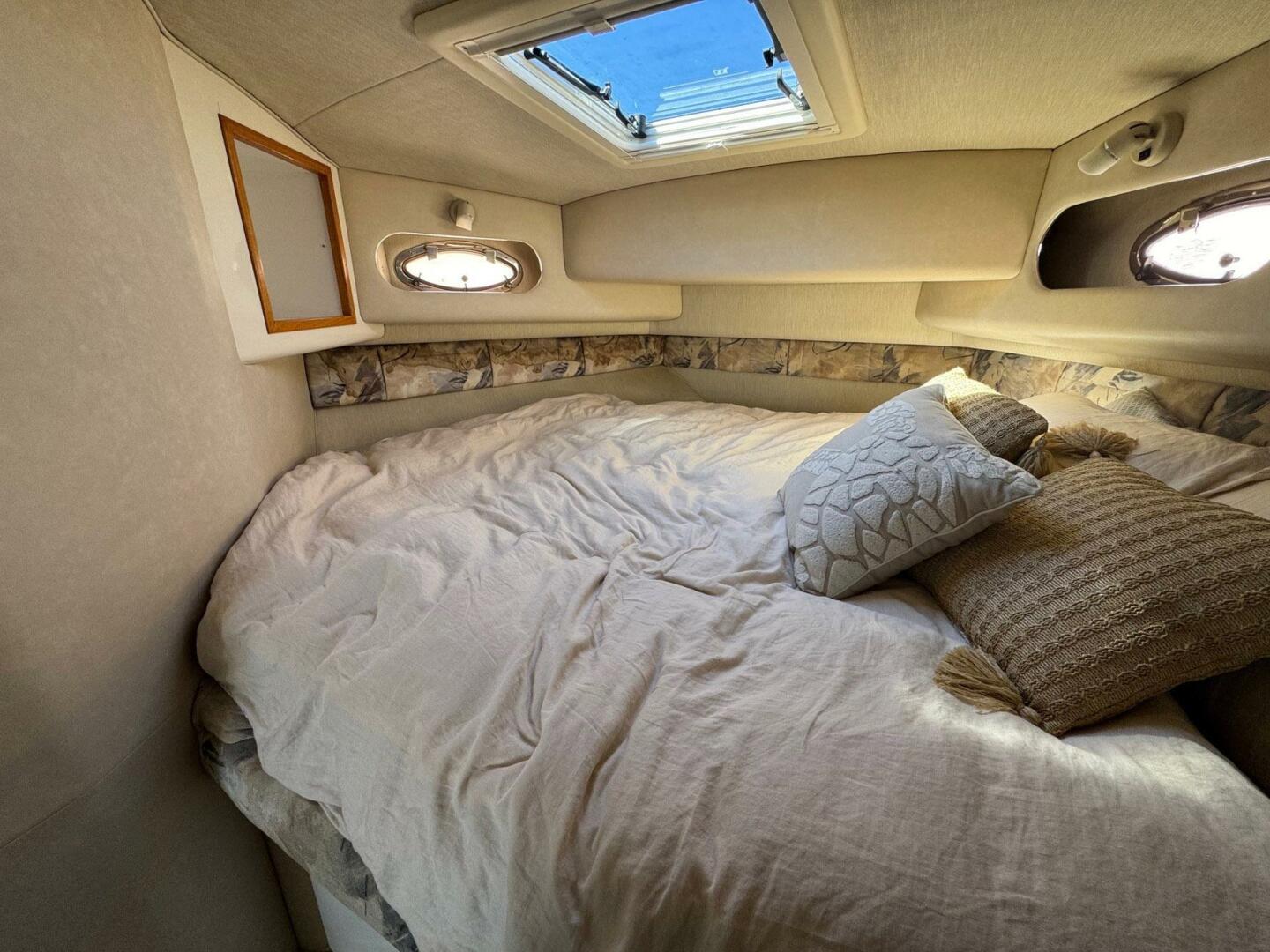Sea Ray-440 Express Bridge 1994-PEARL Seattle-Washington-United States-9 Main Cabin 2-5620031 | Thumbnail
