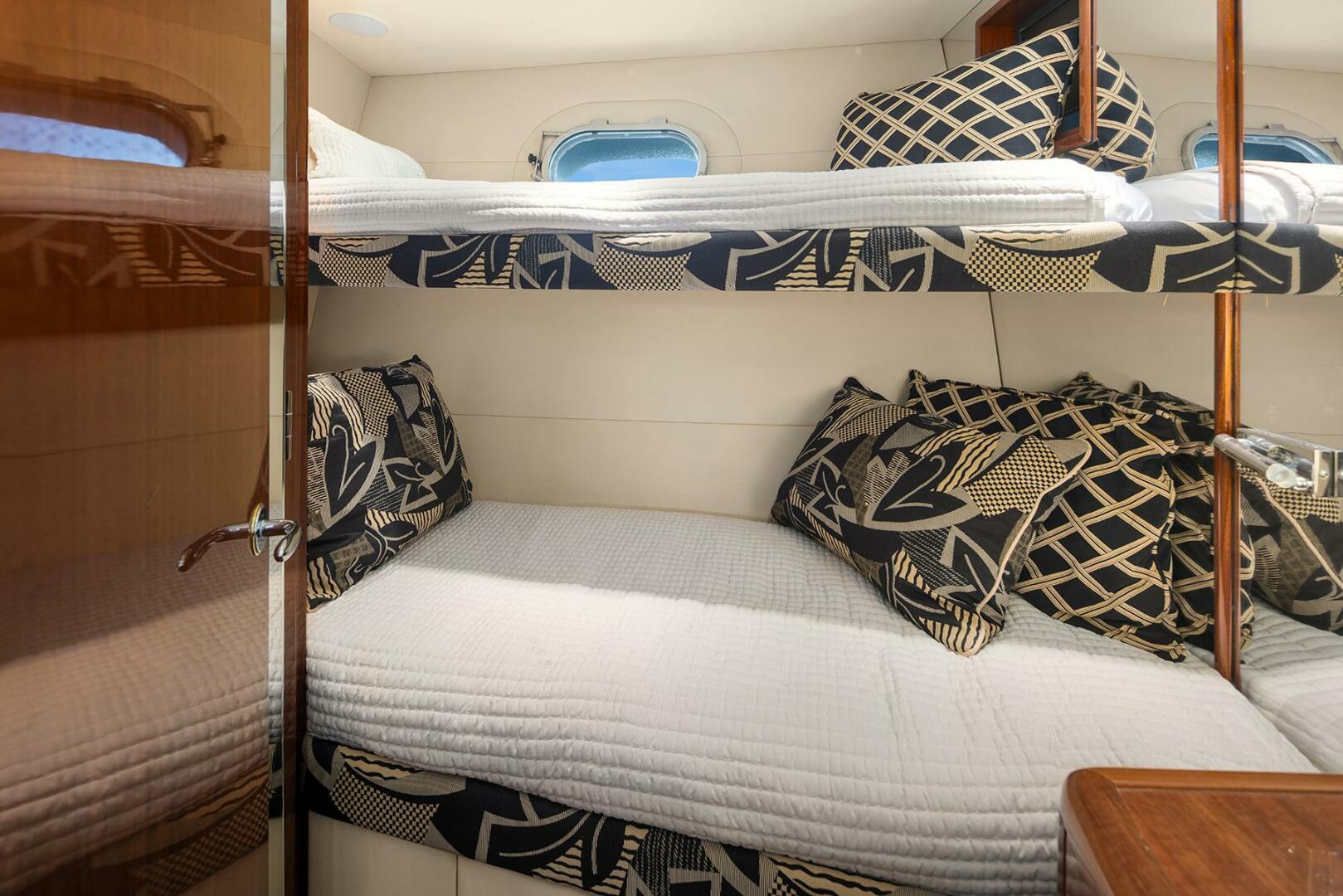 Hatteras-Cockpit Motoryacht 2001-BELLISSIMO Seattle-Washington-United States-Guest Stateroom-5675078 | Thumbnail