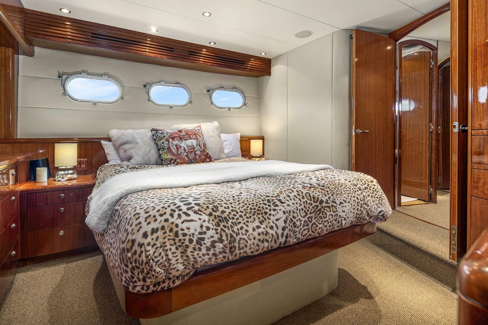 Hatteras-Cockpit Motoryacht 2001-BELLISSIMO Seattle-Washington-United States-Owners Stateroom-5675072 | Thumbnail