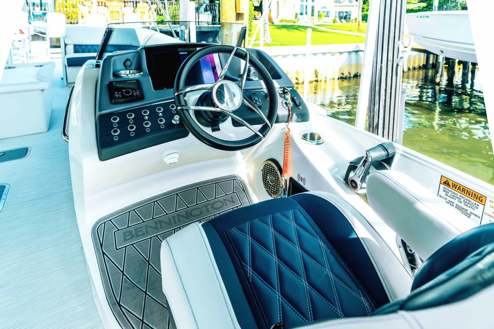 Bennington-30 QSBAX2 Swingback 2024-HOLD ON Palm Beach Gardens-Florida-United States-Helm Station-5725529 | Thumbnail