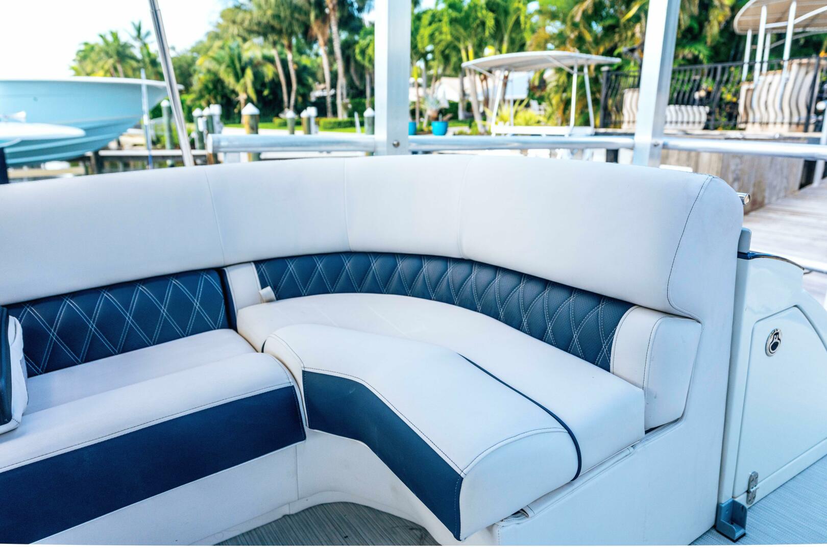 Bennington-30 QSBAX2 Swingback 2024-HOLD ON Palm Beach Gardens-Florida-United States-Deck Seating-5725545 | Thumbnail