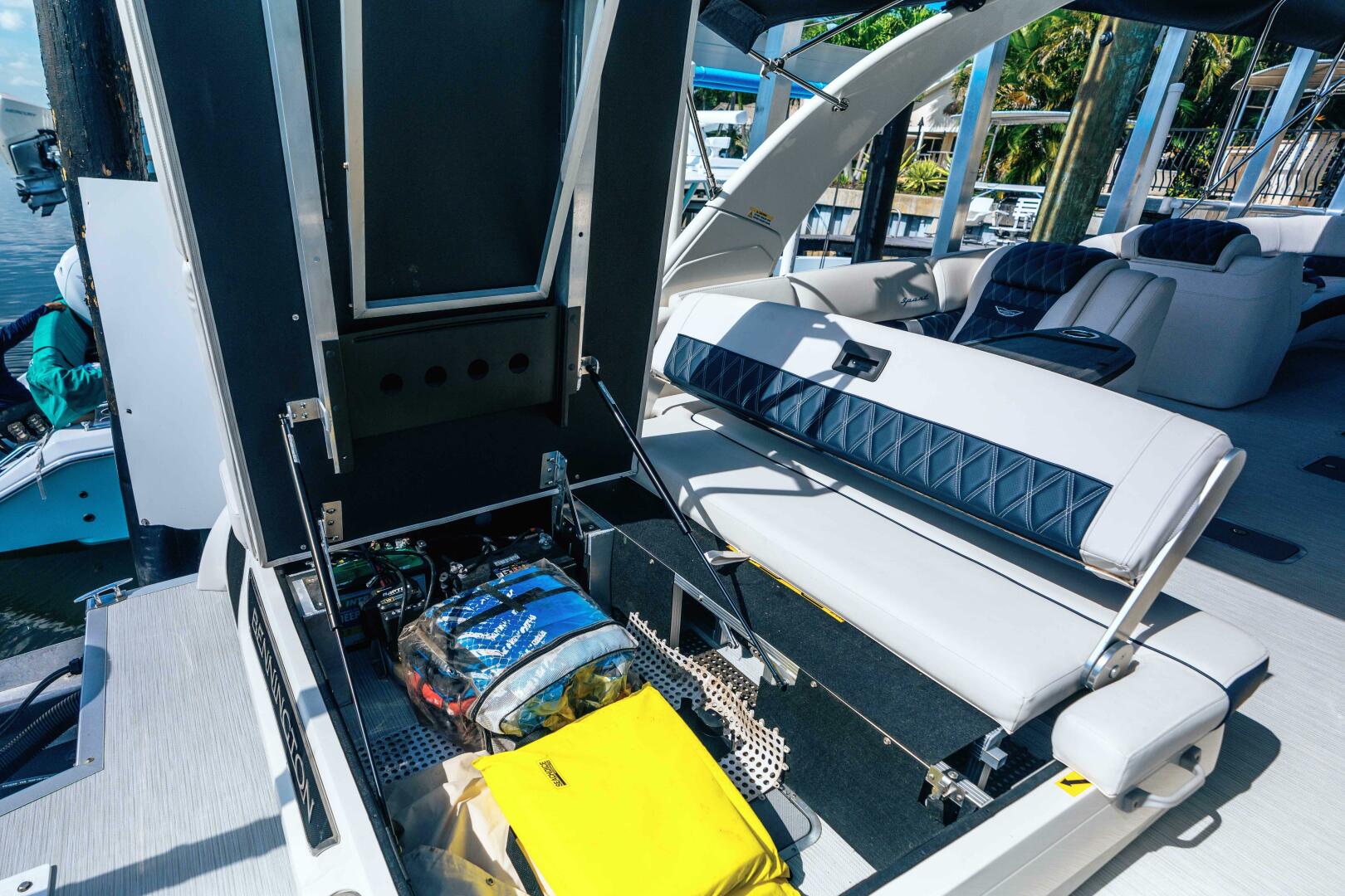 Bennington-30 QSBAX2 Swingback 2024-HOLD ON Palm Beach Gardens-Florida-United States-Aft Storage-5725558 | Thumbnail