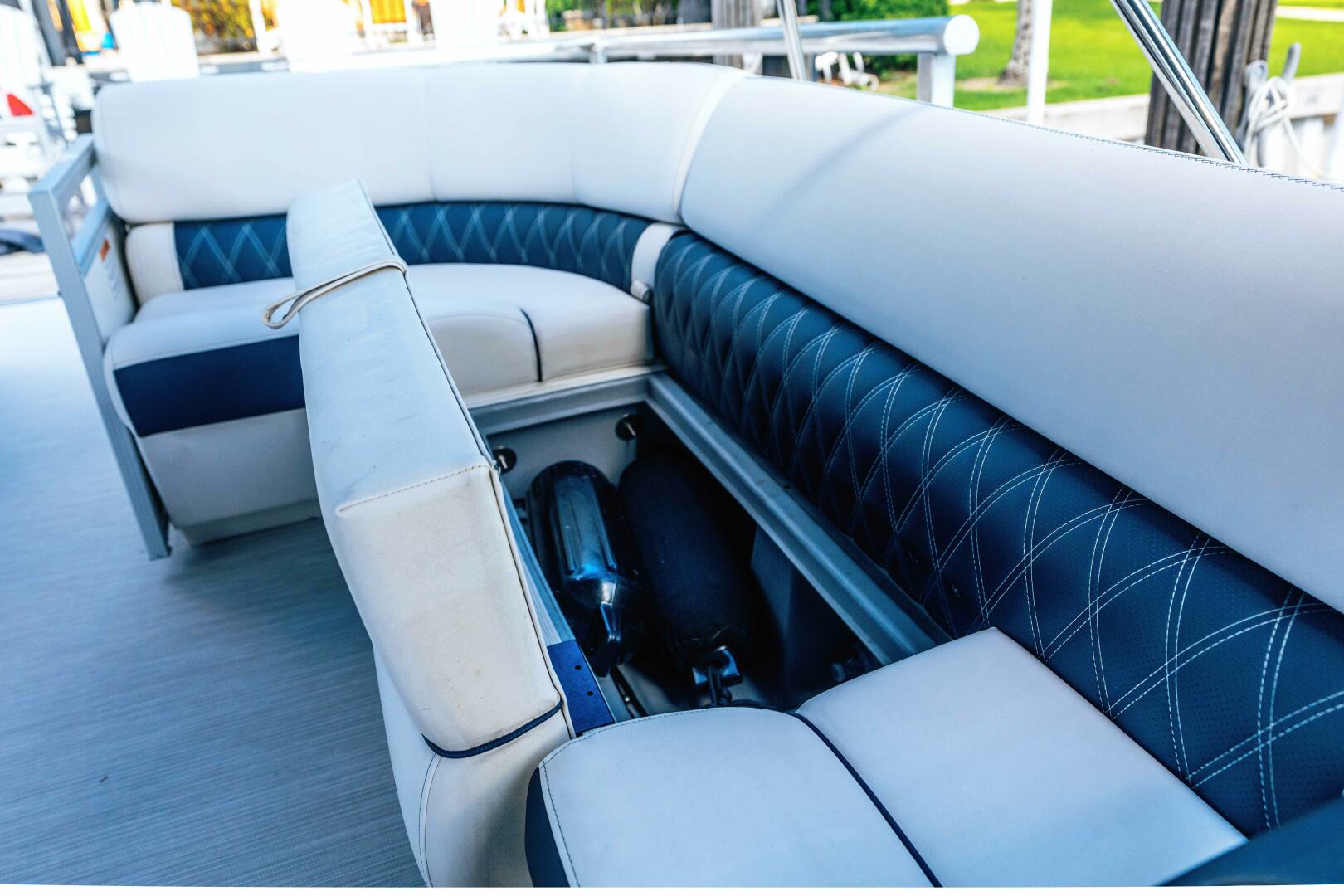 Bennington-30 QSBAX2 Swingback 2024-HOLD ON Palm Beach Gardens-Florida-United States-Deck Seating & Storage-5725550 | Thumbnail