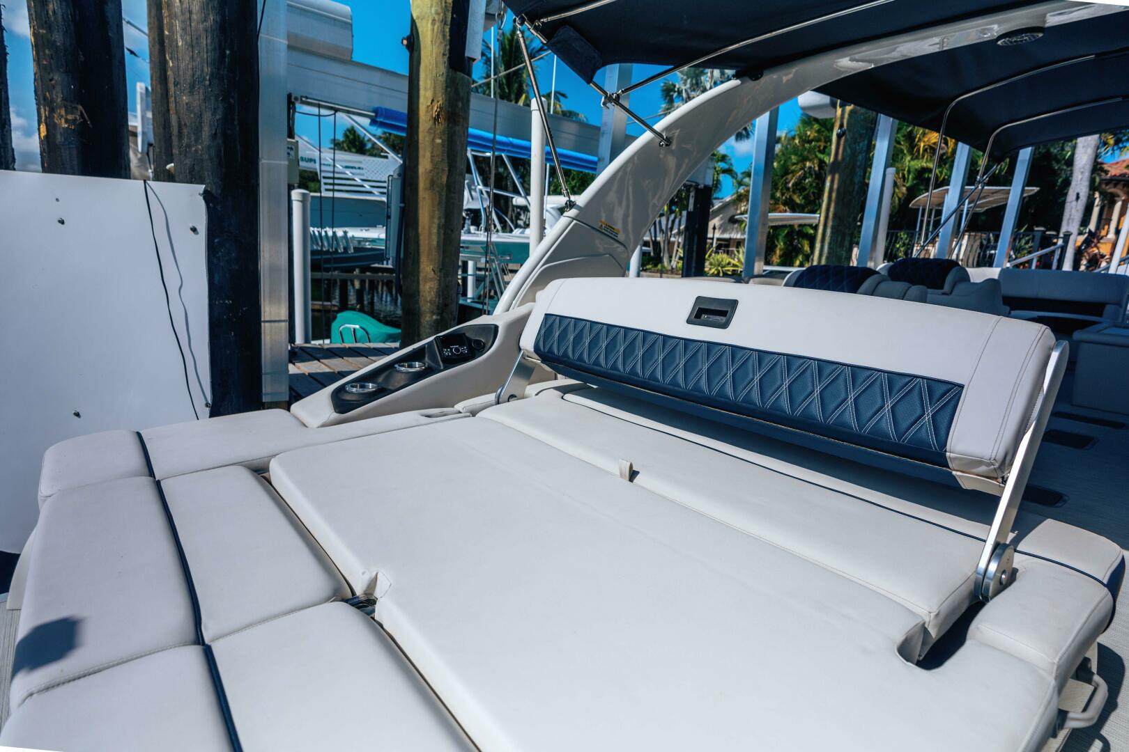 Bennington-30 QSBAX2 Swingback 2024-HOLD ON Palm Beach Gardens-Florida-United States-Aft Seating-5725557 | Thumbnail