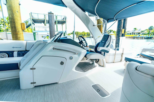 Bennington-30 QSBAX2 Swingback 2024-HOLD ON Palm Beach Gardens-Florida-United States-Helm Station-5725552