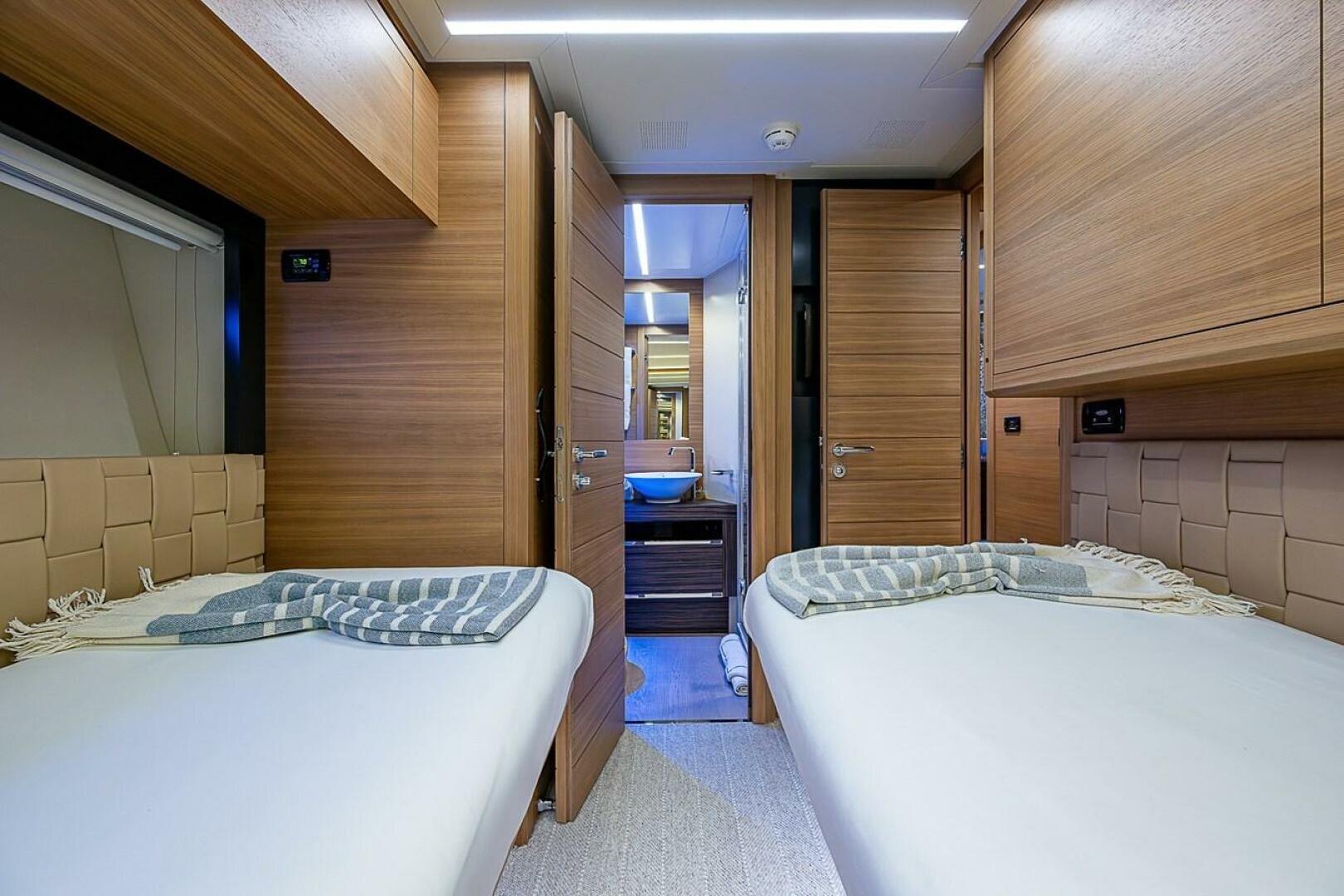 Pershing-Pershing 92 2014-COAL BLOODED  Fort Lauderdale-Florida-United States-Guest Stateroom -5754871 | Thumbnail