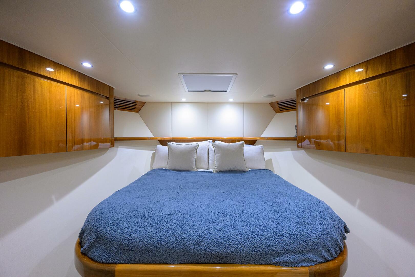 Viking-76 Enclosed Bridge 2014-OSH-IT Fort Lauderdale-Florida-United States Guest Cabin -5770893 | Thumbnail
