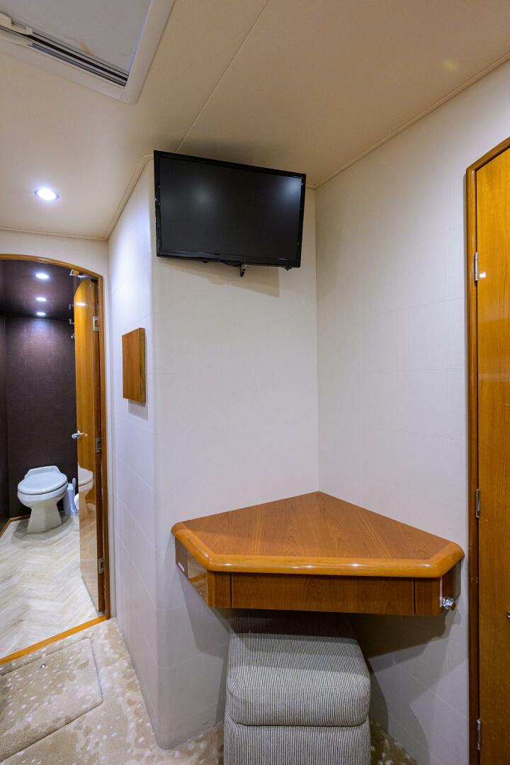 Viking-76 Enclosed Bridge 2014-OSH-IT Fort Lauderdale-Florida-United States Guest Cabin Head-5770908 | Thumbnail