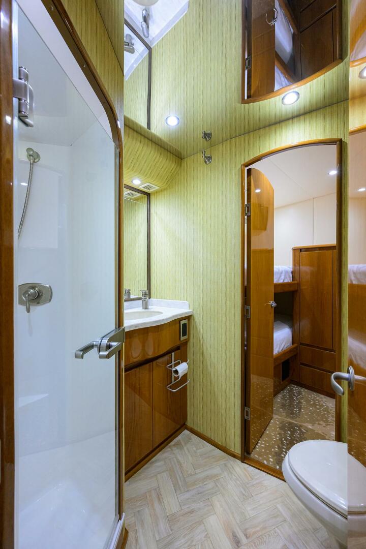 Viking-76 Enclosed Bridge 2014-OSH-IT Fort Lauderdale-Florida-United States-Guest Cabin Head-5770902 | Thumbnail