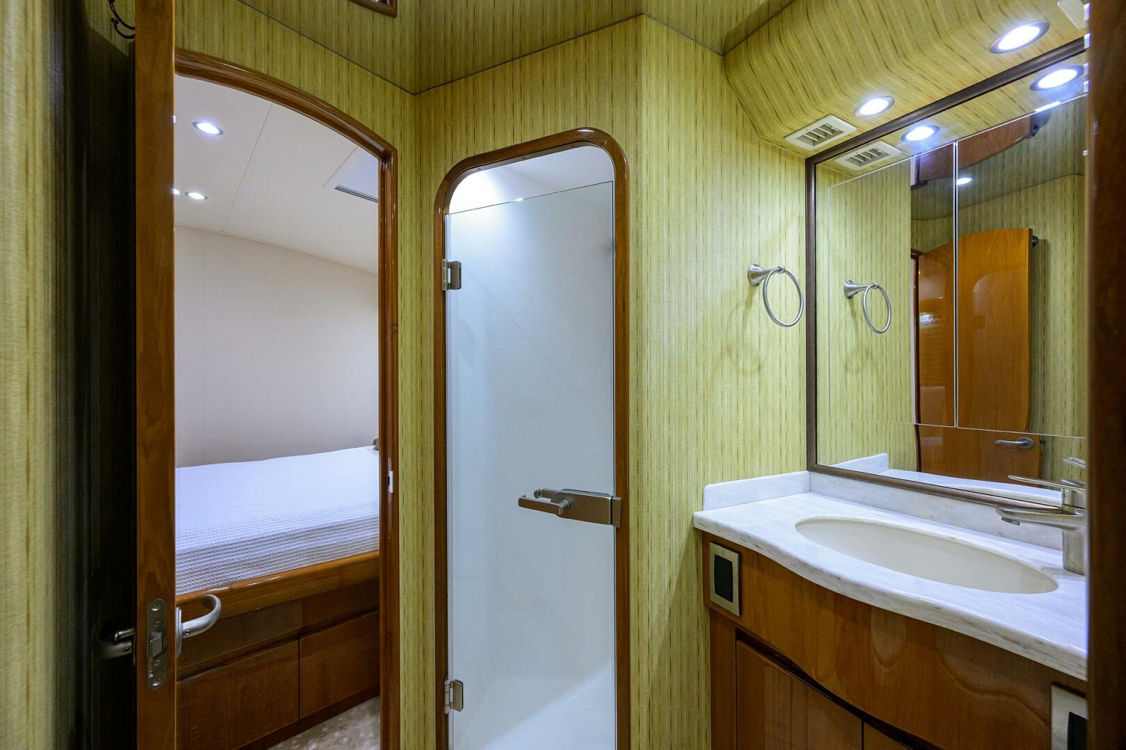 Viking-76 Enclosed Bridge 2014-OSH-IT Fort Lauderdale-Florida-United States-Guest Cabin Head-5770901 | Thumbnail