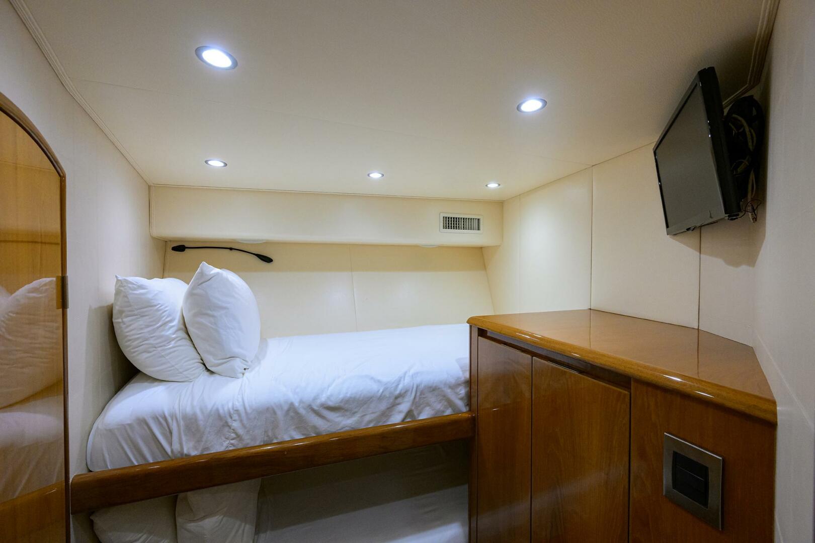 Viking-76 Enclosed Bridge 2014-OSH-IT Fort Lauderdale-Florida-United States Guest Cabin -5770897 | Thumbnail