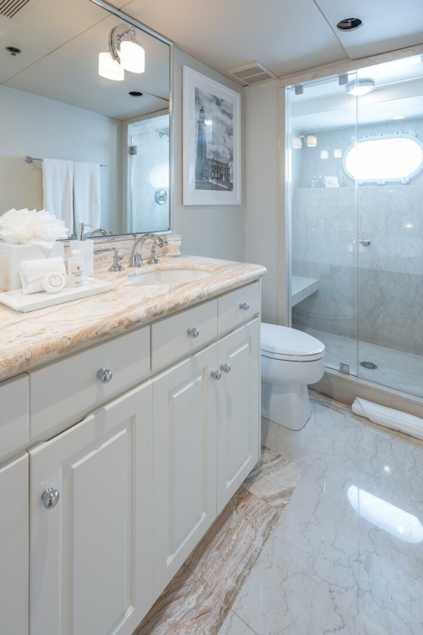 Christensen-Tri-Deck 1995-CHANSON Fort Lauderdale-Florida-United States-Guest Ensuite Head-5837859