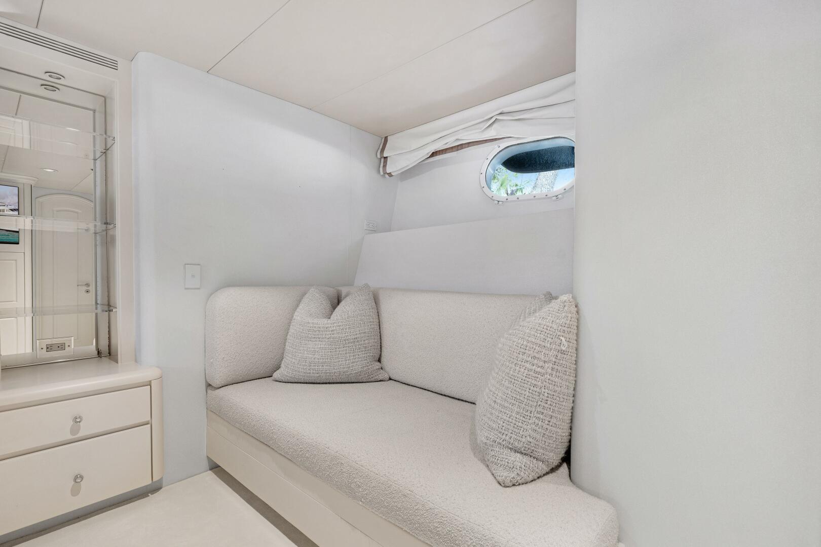 Christensen-Tri-Deck 1995-CHANSON Fort Lauderdale-Florida-United States-Owner Stateroom-5943067 | Thumbnail