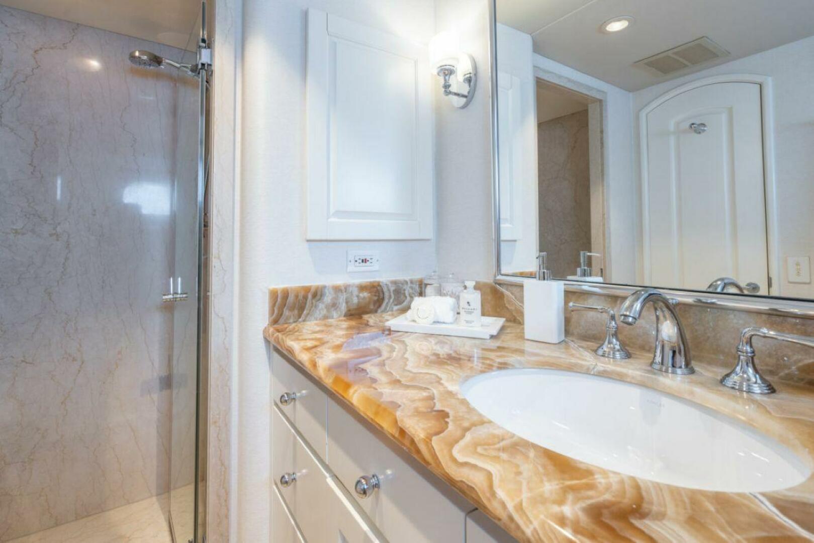 Christensen-Tri-Deck 1995-CHANSON Fort Lauderdale-Florida-United States-Owner Ensuite Head-5837849 | Thumbnail