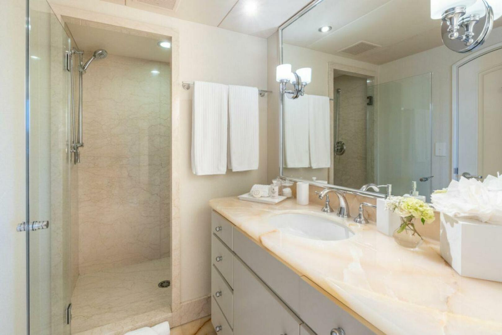 Christensen-Tri-Deck 1995-CHANSON Fort Lauderdale-Florida-United States-VIP Ensuite Head-5837855 | Thumbnail