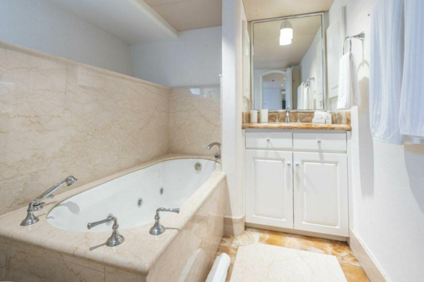 Christensen-Tri-Deck 1995-CHANSON Fort Lauderdale-Florida-United States-Guest Ensuite Head-5837861