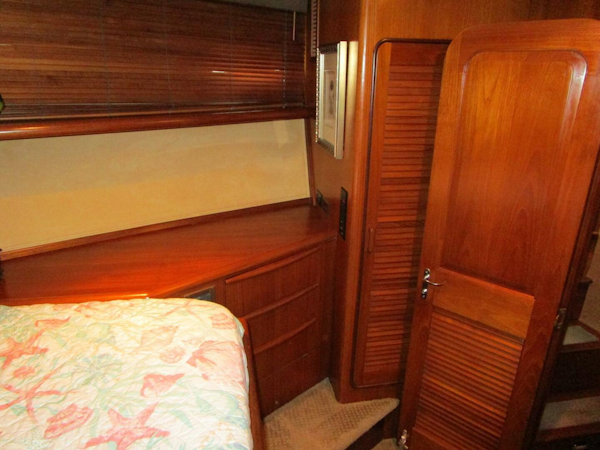 Viking-Cockpit Motor Yacht 1990-LUCKY STARS  Fort Lauderdale-Florida-United States-VIP Looking To Starboard-5864550