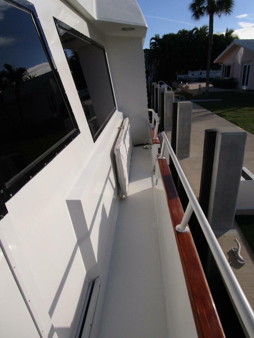 Viking-Cockpit Motor Yacht 1990-LUCKY STARS  Fort Lauderdale-Florida-United States-Side Deck-5864561 | Thumbnail