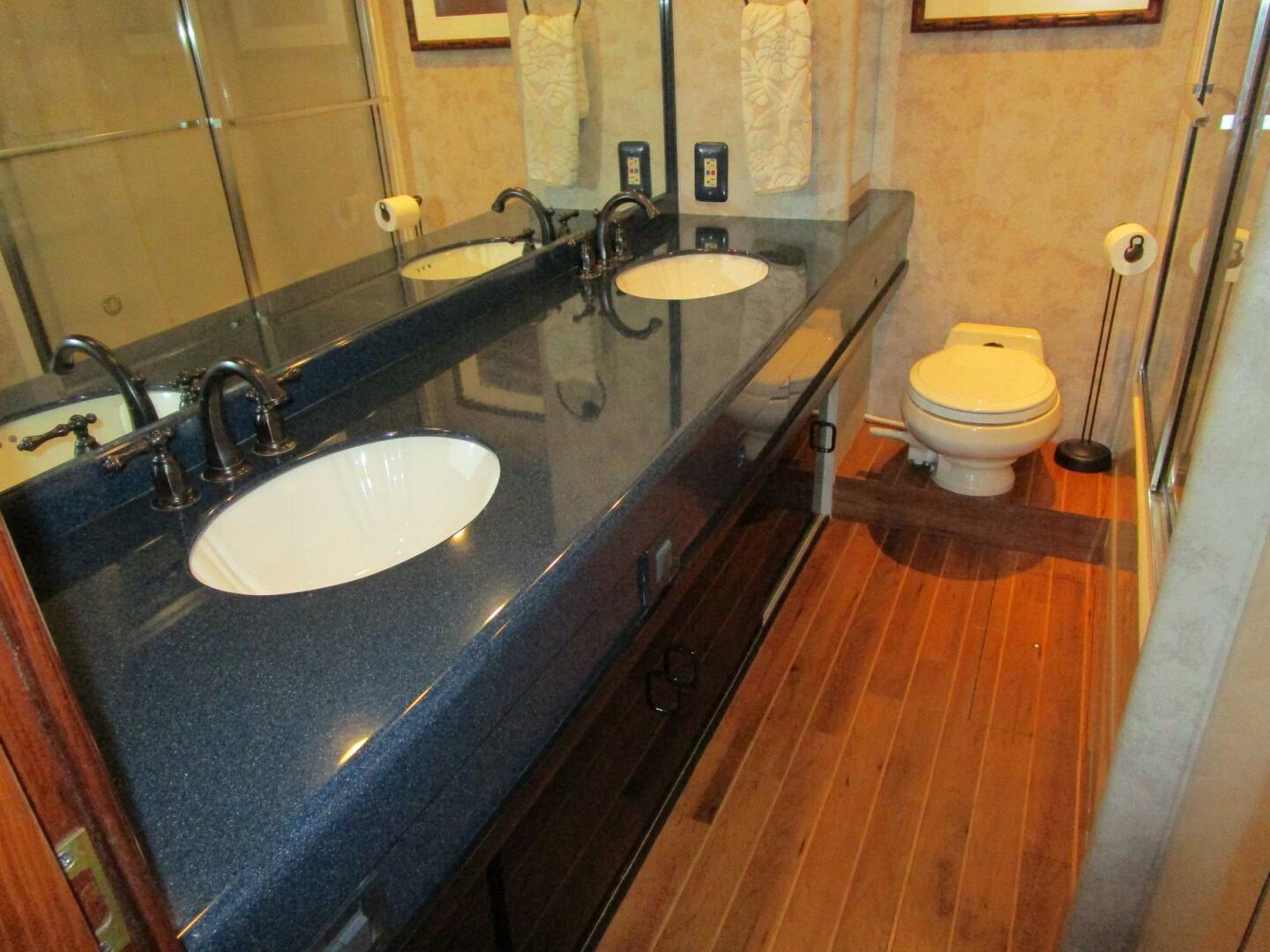 Viking-Cockpit Motor Yacht 1990-LUCKY STARS  Fort Lauderdale-Florida-United States-Master Head-5864544 | Thumbnail