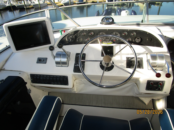Bayliner-4788 1998-Camelot Old Saybrook-Connecticut-United States-47 Bayliner flybridge helm2-6300378
