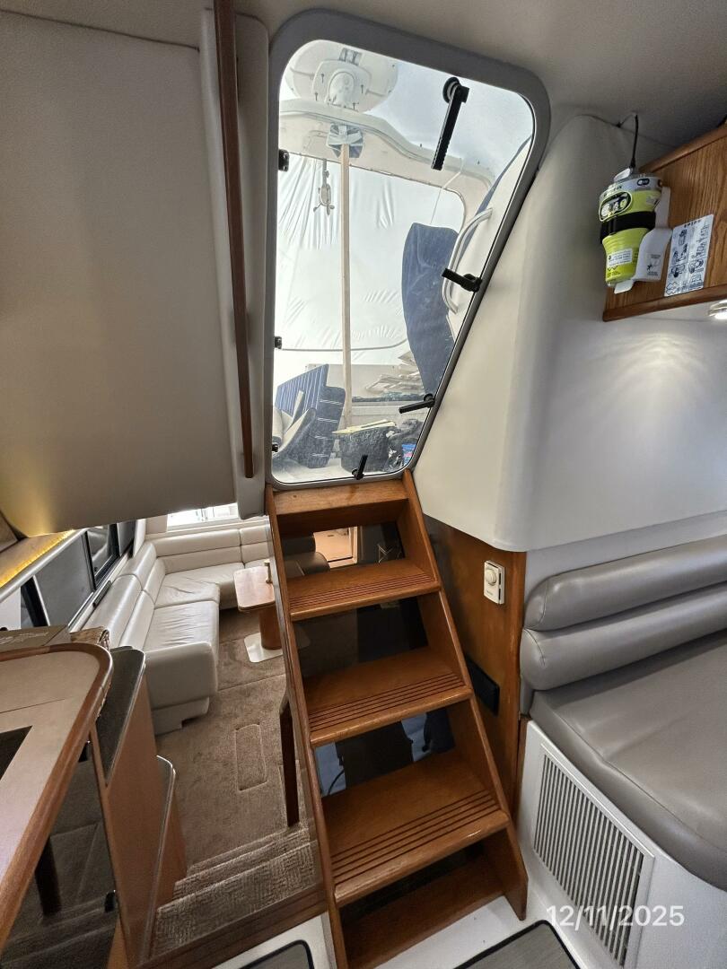 Bayliner-4788 1998-Camelot Old Saybrook-Connecticut-United States-47 Bayliner pilothouse-flybridge stairs-5852251 | Thumbnail