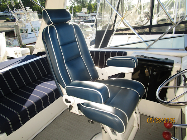 Bayliner-4788 1998-Camelot Old Saybrook-Connecticut-United States-47 Bayliner flybridge helmseat-6300379
