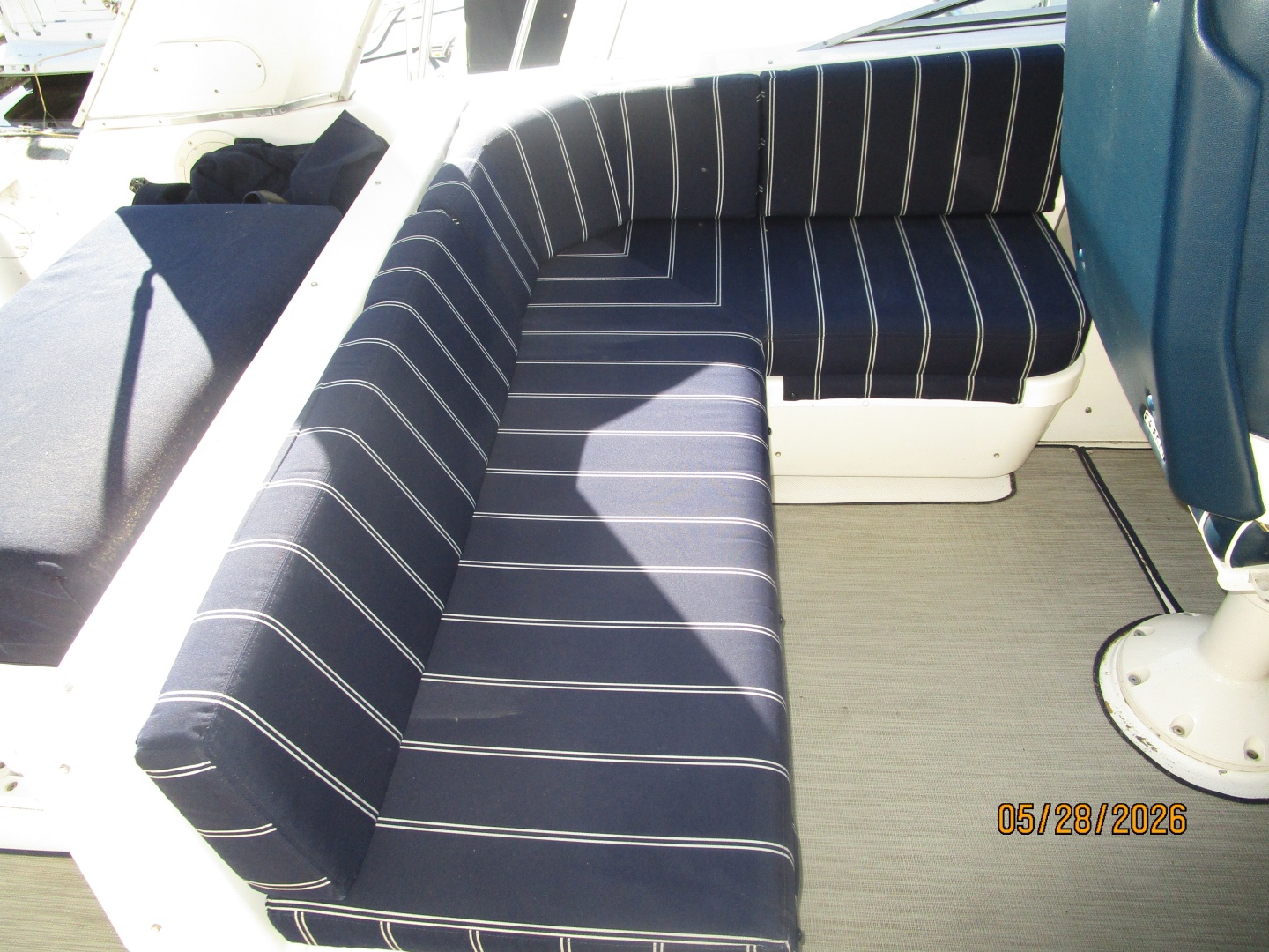 Bayliner-4788 1998-Camelot Old Saybrook-Connecticut-United States-47 Bayliner flybridge port seating-6300384 | Thumbnail