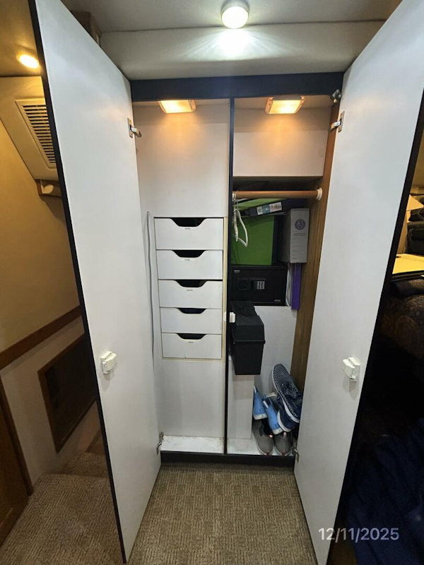 Bayliner-4788 1998-Camelot Old Saybrook-Connecticut-United States-47 Bayliner port forward stateroom locker-5852254