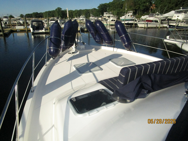 Bayliner-4788 1998-Camelot Old Saybrook-Connecticut-United States-47 Bayliner foredeck1-6300389