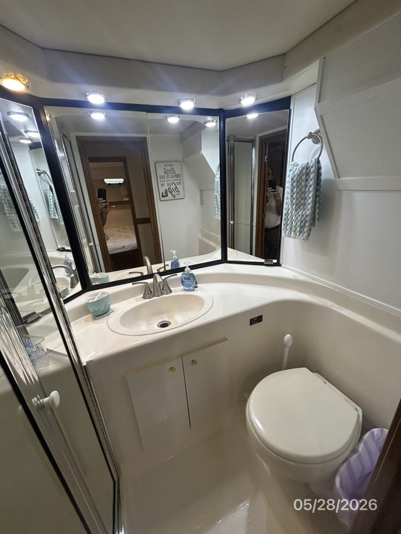 Bayliner-4788 1998-Camelot Old Saybrook-Connecticut-United States-47 Bayliner guest head-6300396 | Thumbnail