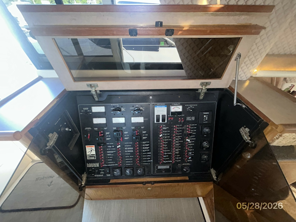 Bayliner-4788 1998-Camelot Old Saybrook-Connecticut-United States-47 Bayliner electrical panel-6300374