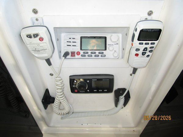 Bayliner-4788 1998-Camelot Old Saybrook-Connecticut-United States-47 Bayliner flybridge helm electronics-6300376