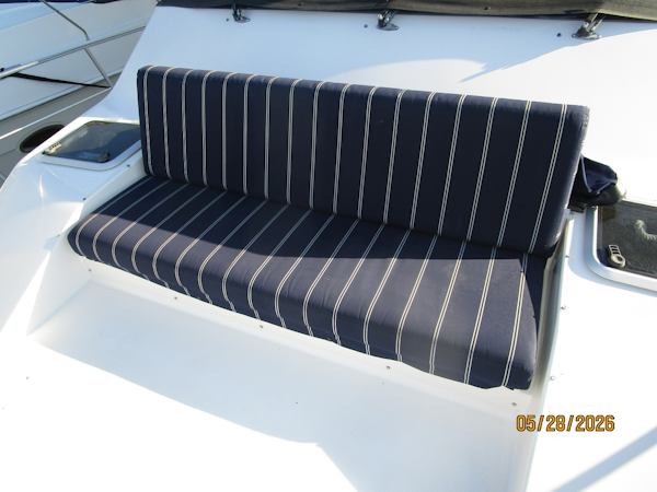 Bayliner-4788 1998-Camelot Old Saybrook-Connecticut-United States-47 Bayliner foredeck benchseat-6300388