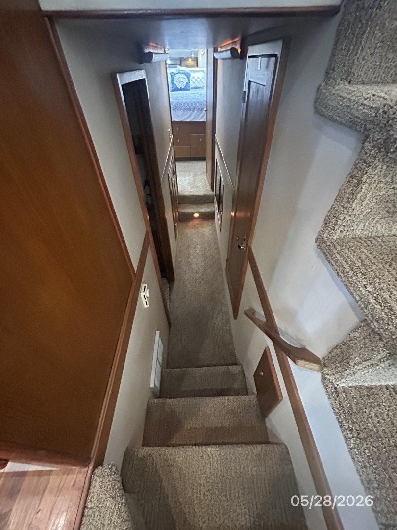 Bayliner-4788 1998-Camelot Old Saybrook-Connecticut-United States-47 Bayliner guest companionway forward-6300395 | Thumbnail