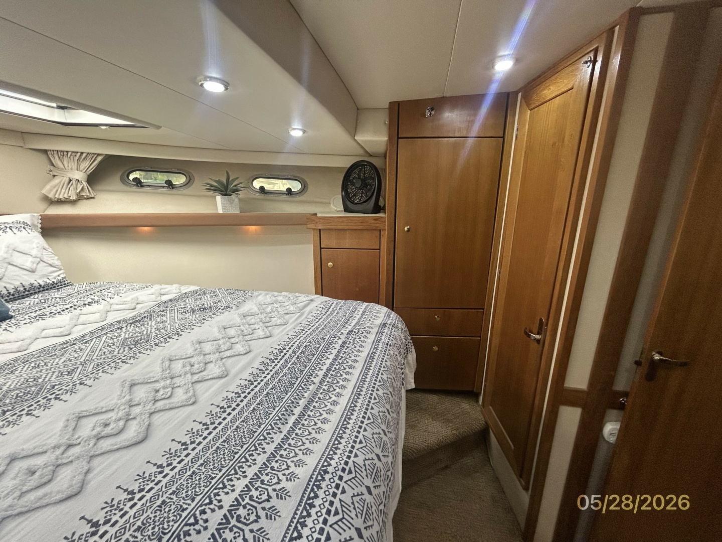 Bayliner-4788 1998-Camelot Old Saybrook-Connecticut-United States-47 Bayliner master stateroom starboard-6300398 | Thumbnail