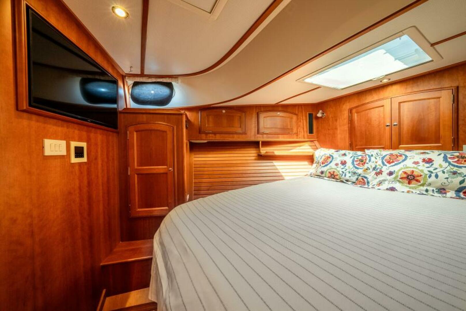 Hinckley-Talaria 48 2012-CONCERTO IN SEA Portsmouth-Rhode Island-United States-Owners Stateroom Portside-5853113 | Thumbnail