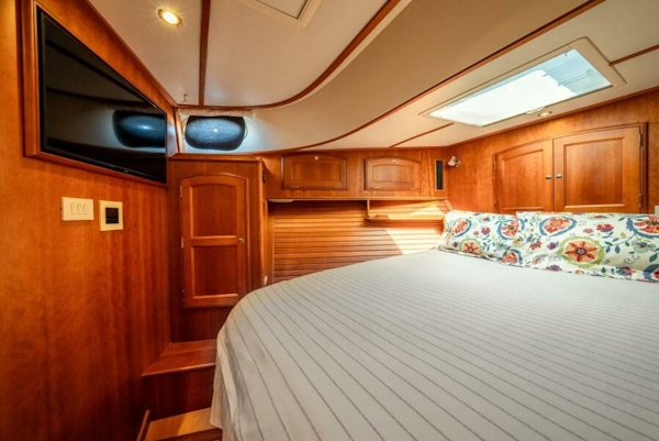 Hinckley-Talaria 48 2012-CONCERTO IN SEA Portsmouth-Rhode Island-United States-Owners Stateroom Portside-5853113