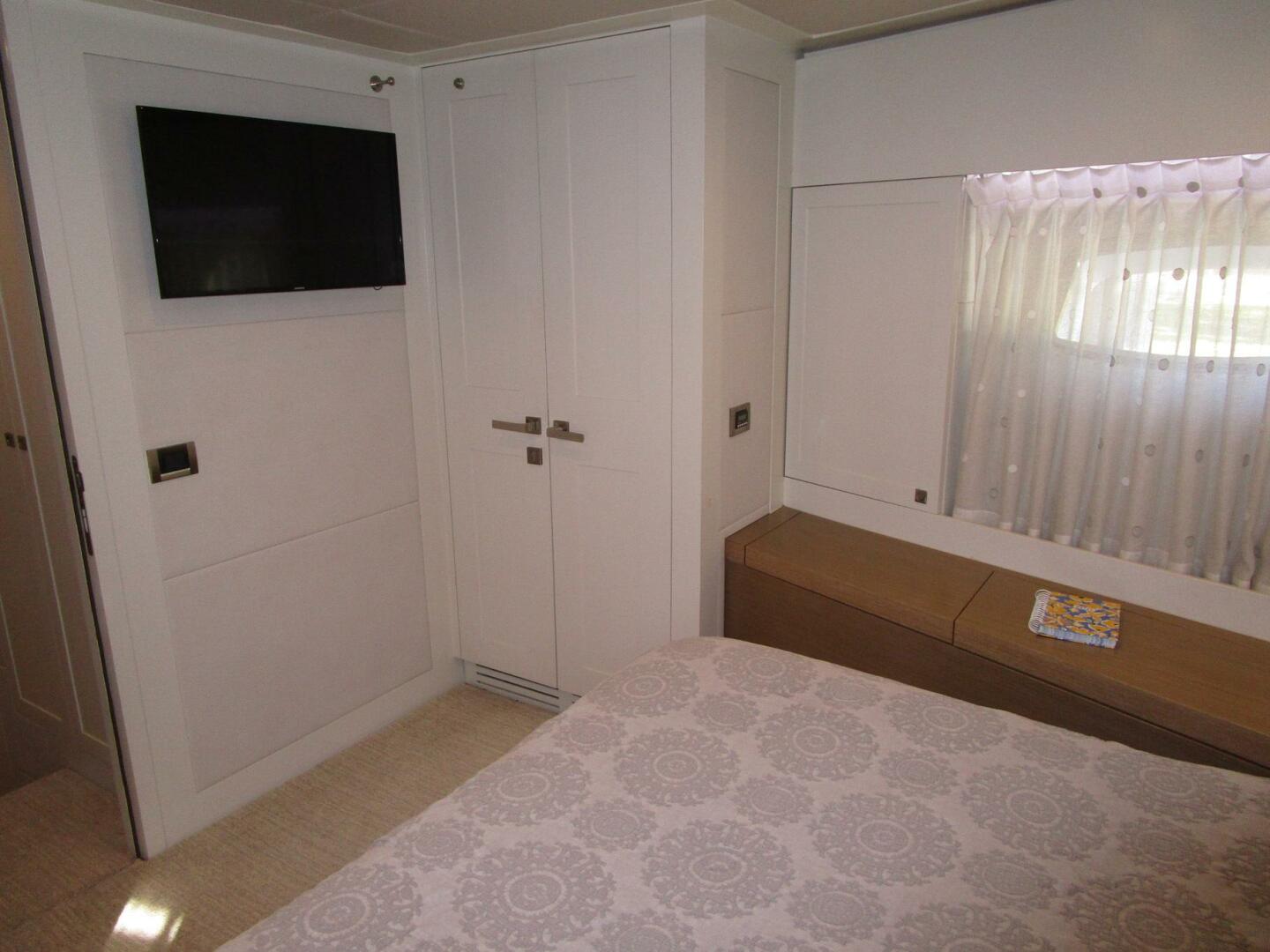 Hargrave-FB with Hardtop 2016-SEASEID Fort Lauderdale-Florida-United States-Bow VIP To Port-5861728 | Thumbnail