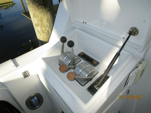 Jefferson-Marquessa 2000-Perfect Fit Houma-Louisiana-United States-60 Jefferson cockpit controls-5856593