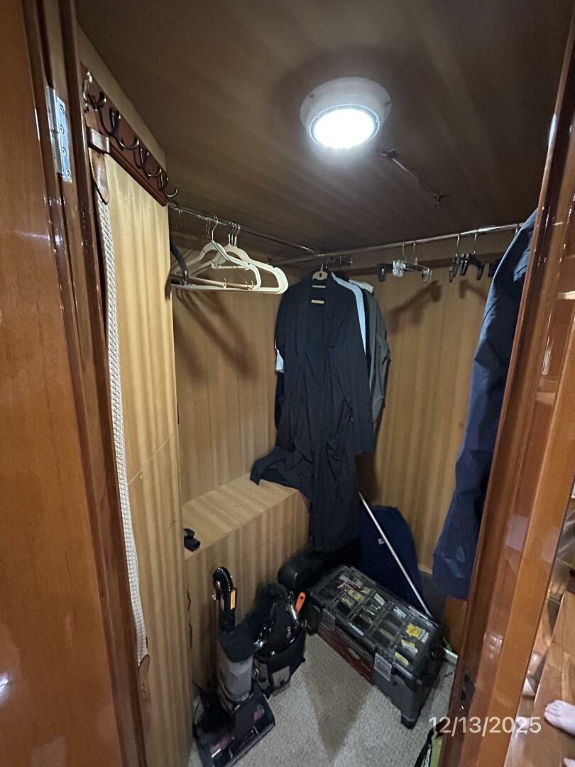 Jefferson-Marquessa 2000-Perfect Fit Houma-Louisiana-United States-60 Jefferson master stateroom walk-in locker-5856649 | Thumbnail