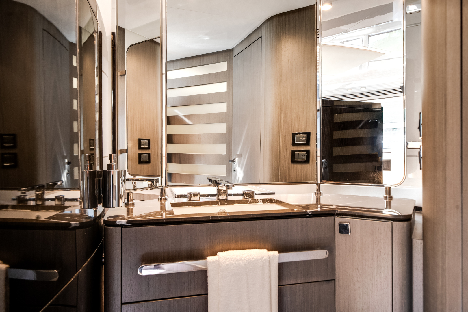 Azimut-S7 2022 -Pompano Beach-Florida-United States-5857231 | Thumbnail