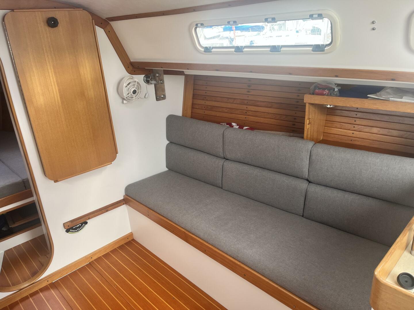 J Boats-J/32 1998-Patriot New Orleans-Louisiana-United States-1998 J/32  Starboard Settee-5872955 | Thumbnail