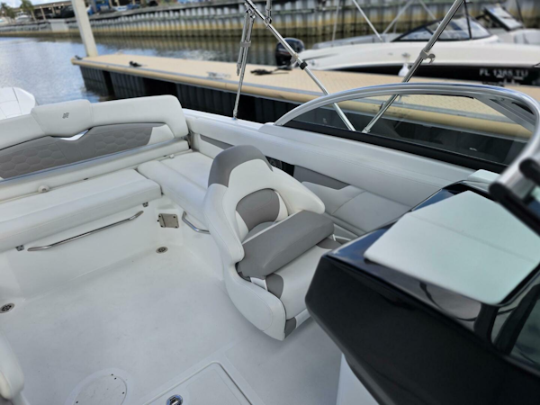 Four Winns-HD3 2021 -Fort Lauderdale-Florida-United States-5865683