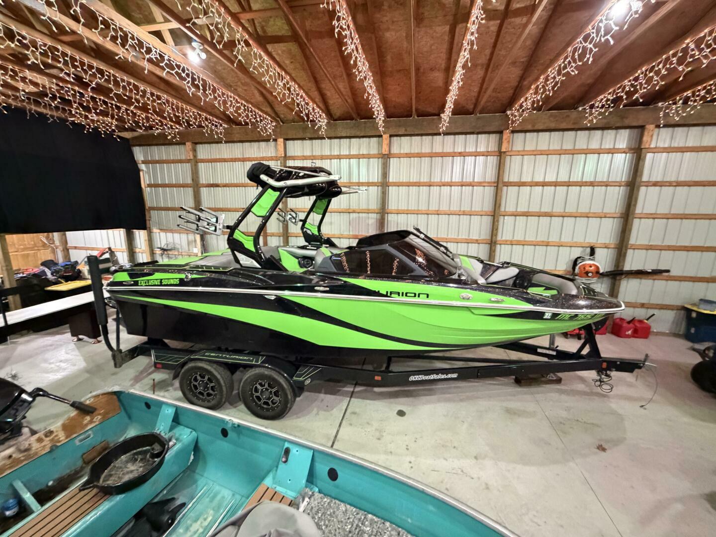 ustice FLEX FLY REVIVE モデル　中古ボード Used Centurion 21' Fi21 For Sale In Michigan | United Yacht Sales