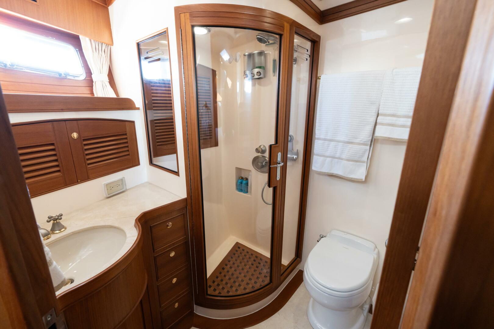 Marlow-72 E-CB 2007-GRIFFIN Annapolis-Maryland-United States-Marlow 72 GRIFFIN  VIP Guest Stateroom Ensuite Head-5879164 | Thumbnail