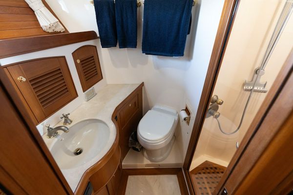 Marlow-72 E-CB 2007-GRIFFIN Annapolis-Maryland-United States-Marlow 72 GRIFFIN  Guest Stateroom Port Ensuite Head-5879151