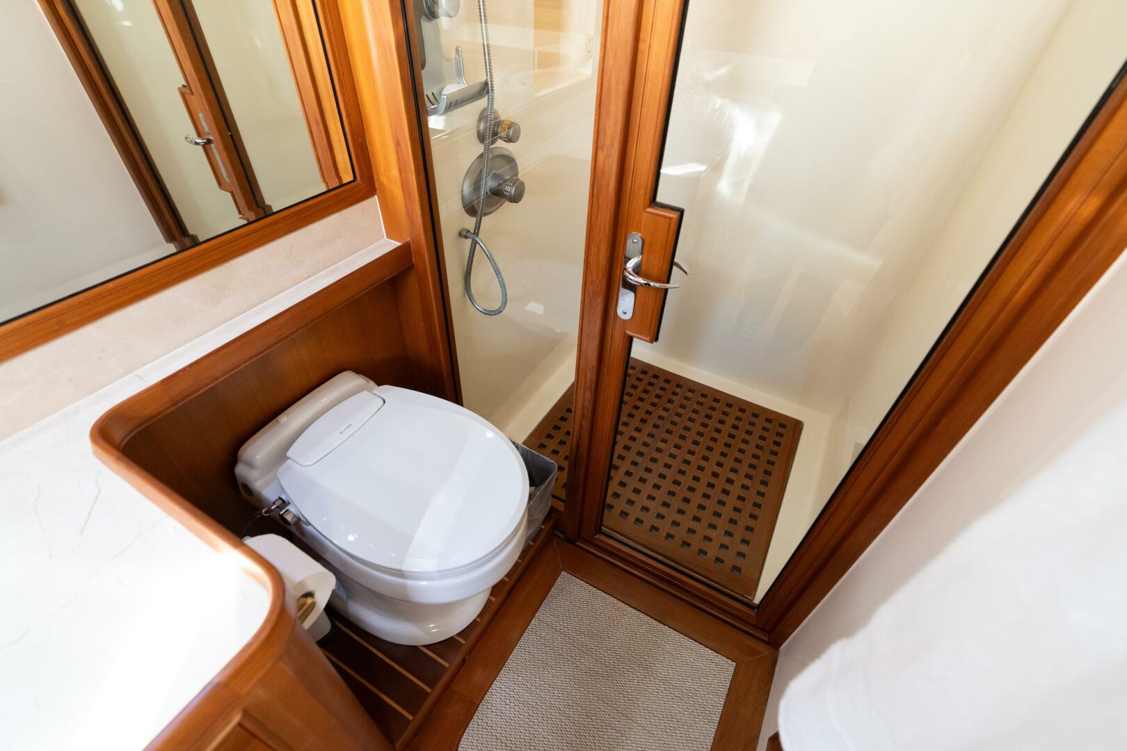 Marlow-72 E-CB 2007-GRIFFIN Annapolis-Maryland-United States-Marlow 72 GRIFFIN  Master Stateroom Ensuite Head-5879185 | Thumbnail