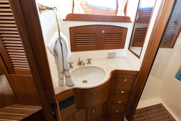 Marlow-72 E-CB 2007-GRIFFIN Annapolis-Maryland-United States-Marlow 72 GRIFFIN  VIP Guest Stateroom Ensuite Head-5879162