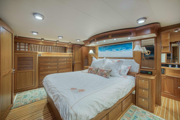 Marlow-Explorer 2009-GOOD ANSWER Key Largo-Florida-United States-Master State Room-5882509