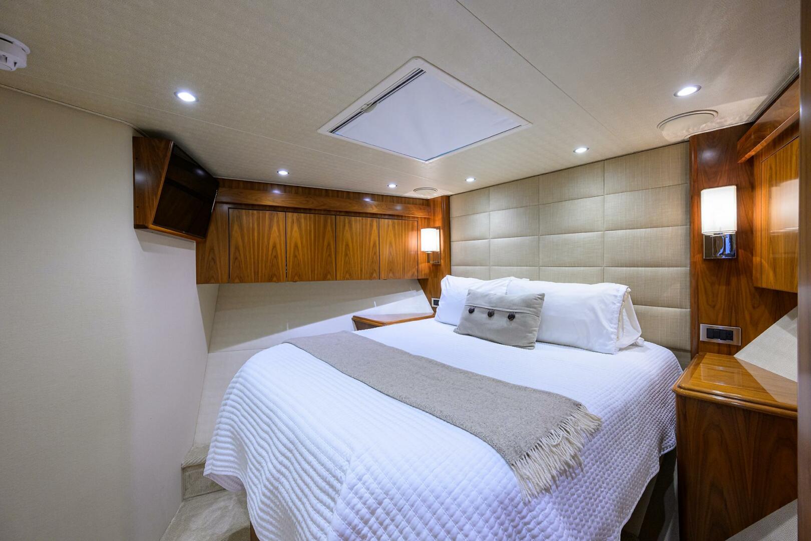 Viking-92 Enclosed Bridge 2017-SPECULATOR Palm Beach -Florida-United States-Viking  92 SPECULATOR  VIP Guest Stateroom-5888617 | Thumbnail
